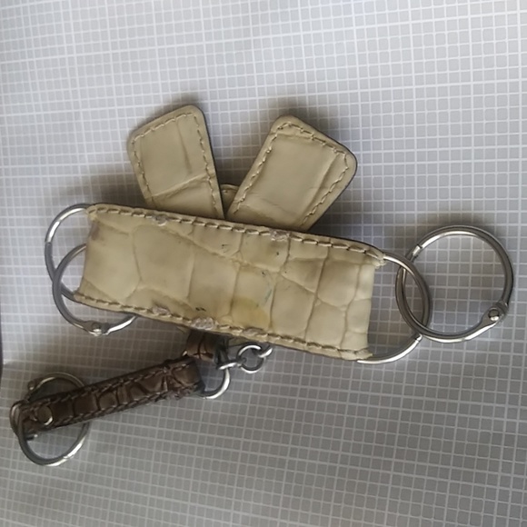 Designer Guess leather( silver color ) key holder - Picture 3 of 7